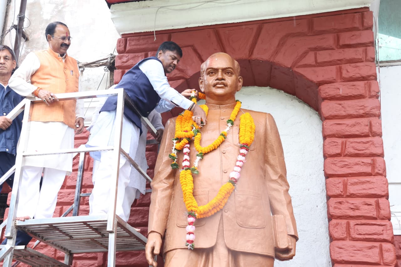 डॉ. श्यामा प्रसाद मुखर्जी की जयंती पर वन मंत्री श्री कश्यप ने अर्पित की पुष्पांजलि डॉ. श्यामा प्रसाद मुखर्जी की जयंती पर वन मंत्री श्री कश्यप ने अर्पित की पुष्पांजलि