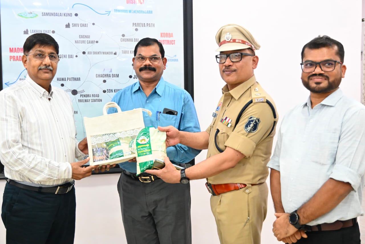महिला स्व-सहायता समूहों के ‘विष्णु भोग’ चावल की खुशबू पहुंची पुलिस मुख्यालय तक महिला स्व-सहायता समूहों के ‘विष्णु भोग’ चावल की खुशबू पहुंची पुलिस मुख्यालय तक