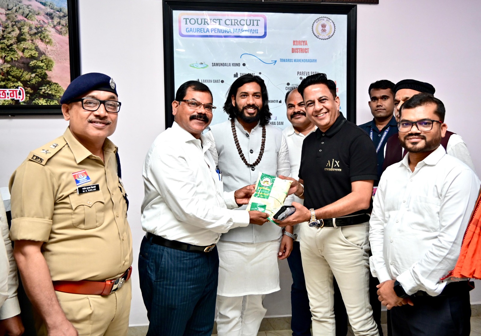 जिले की विशिष्ट पहचान विष्णुभोग चावल से मंत्री श्री गुरु खुशवंत साहेब का सम्मान जिले की विशिष्ट पहचान विष्णुभोग चावल से मंत्री श्री गुरु खुशवंत साहेब का सम्मान