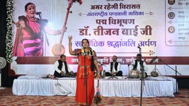 मुख्यमंत्री श्री विष्णुदेव साय ने पद्म विभूषण डॉ. तीजन बाई को विधानसभा में दी भावभीनी श्रद्धांजलि मुख्यमंत्री श्री विष्णुदेव साय ने पद्म विभूषण डॉ. तीजन बाई को विधानसभा में दी भावभीनी श्रद्धांजलि