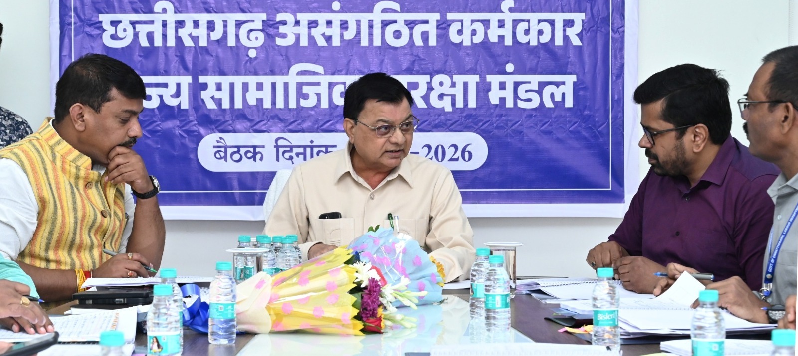 श्रम मंत्री की बैठक में बड़ा फैसला- असंगठित श्रमिकों के लिए बनेंगी नई योजनाएं श्रम मंत्री की बैठक में बड़ा फैसला- असंगठित श्रमिकों के लिए बनेंगी नई योजनाएं