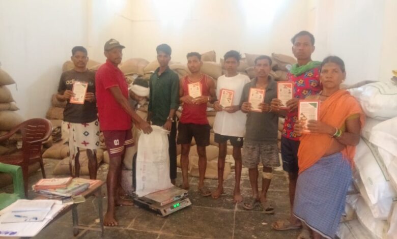 नारायणपुर जिला प्रशासन की अनूठी पहल- दुर्गम वनांचल गांवों तक ट्रैक्टर से पहुंचाया गया नारायणपुर जिला प्रशासन की अनूठी पहल- दुर्गम वनांचल गांवों तक ट्रैक्टर से पहुंचाया गया