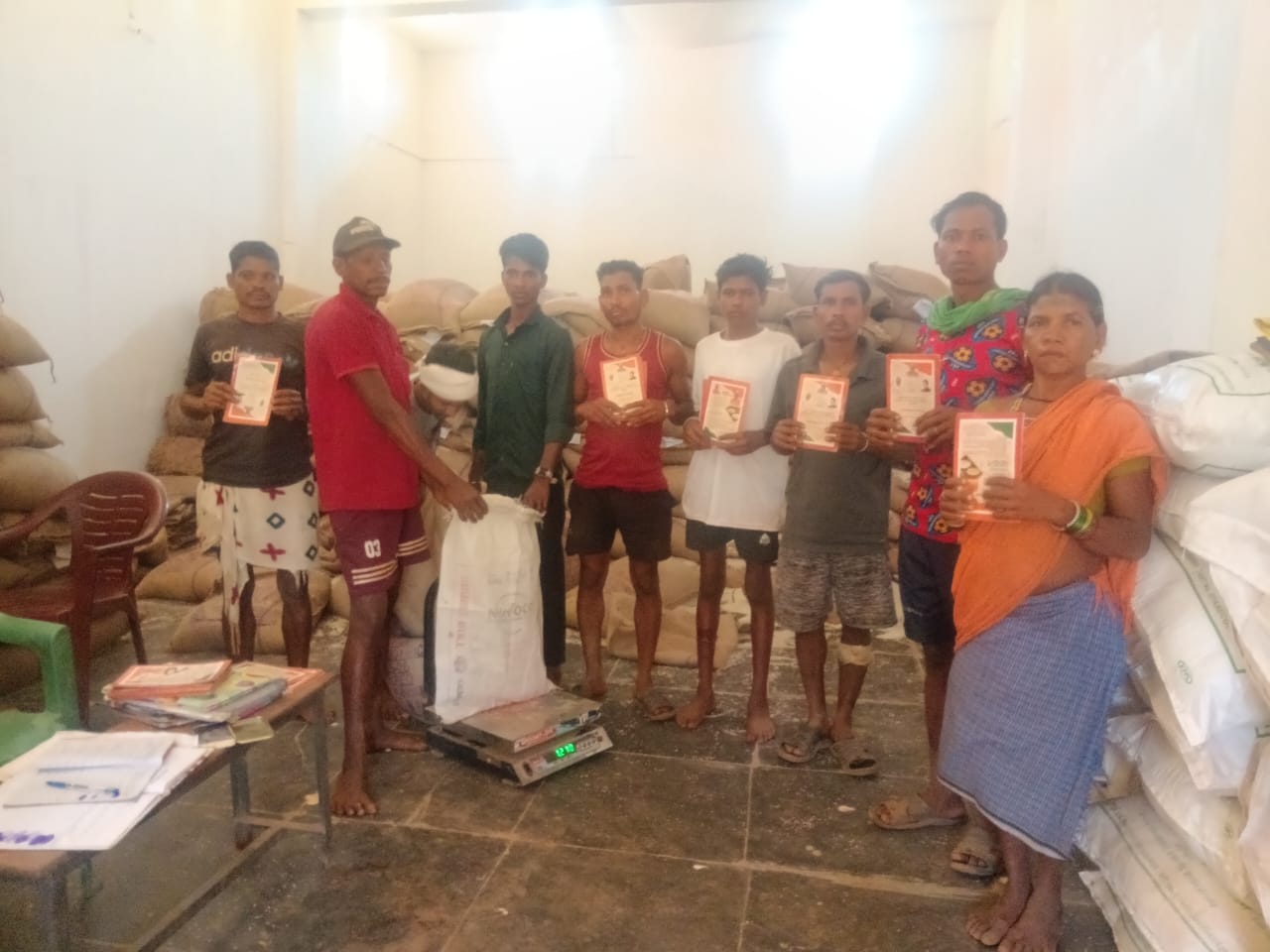 नारायणपुर जिला प्रशासन की अनूठी पहल- दुर्गम वनांचल गांवों तक ट्रैक्टर से पहुंचाया गया नारायणपुर जिला प्रशासन की अनूठी पहल- दुर्गम वनांचल गांवों तक ट्रैक्टर से पहुंचाया गया