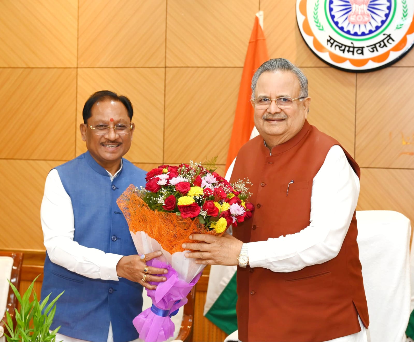 विधानसभा में मुख्यमंत्री श्री विष्णु देव साय ने षष्ठम विधानसभा के मानसून सत्र में विधानसभा अध्यक्ष डॉ. रमन सिंह से सौजन्य मुलाकात की। विधानसभा में मुख्यमंत्री श्री विष्णु देव साय ने षष्ठम विधानसभा के मानसून सत्र में विधानसभा अध्यक्ष डॉ. रमन सिंह से सौजन्य मुलाकात की।
