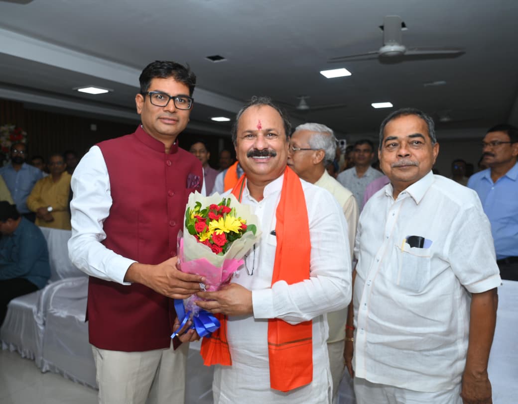 रायपुर विकास प्राधिकरण के नए उपाध्यक्ष डॉ. जय प्रकाश शर्मा ने संभाला पदभार रायपुर विकास प्राधिकरण के नए उपाध्यक्ष डॉ. जय प्रकाश शर्मा ने संभाला पदभार