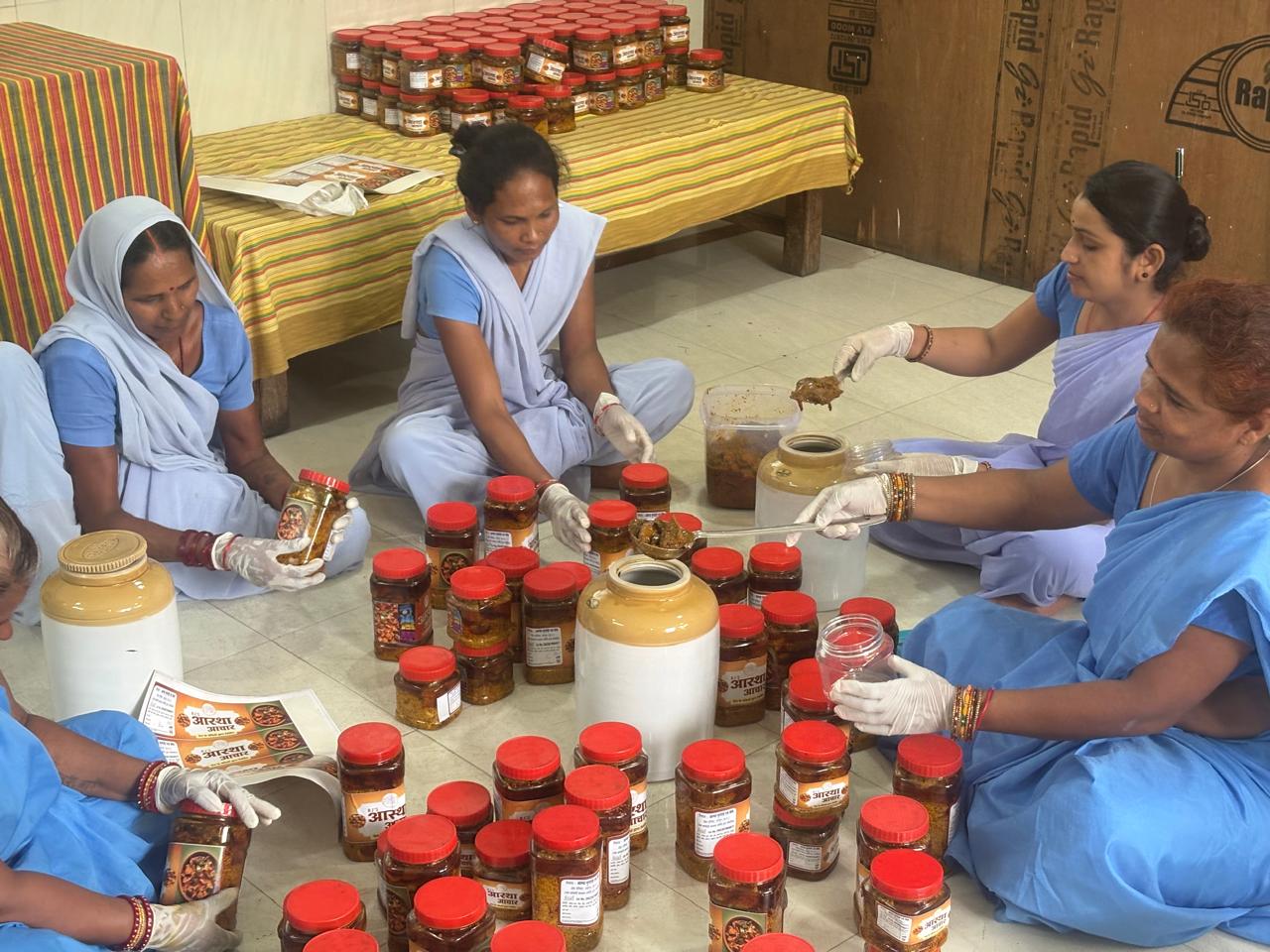 निश्चय कार्यक्रम से आत्मनिर्भर बन रहीं महिला बंदी निश्चय कार्यक्रम से आत्मनिर्भर बन रहीं महिला बंदी