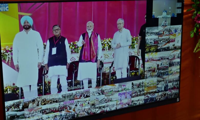 माननीय प्रधानमंत्री श्री नरेन्द्र मोदी द्वारा द्वारा वीडियो कांफ्रेंसिंग के माध्यम से चाँपा सहित देशभर के 75 पुनर्विकसित रेलवे स्टेशनों का किया गया भव्य लोकार्पण माननीय प्रधानमंत्री श्री नरेन्द्र मोदी द्वारा द्वारा वीडियो कांफ्रेंसिंग के माध्यम से चाँपा सहित देशभर के 75 पुनर्विकसित रेलवे स्टेशनों का किया गया भव्य लोकार्पण