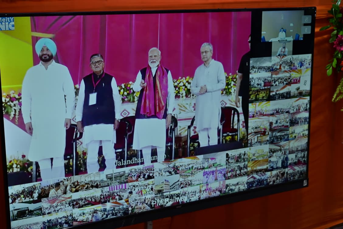 माननीय प्रधानमंत्री श्री नरेन्द्र मोदी द्वारा द्वारा वीडियो कांफ्रेंसिंग के माध्यम से चाँपा सहित देशभर के 75 पुनर्विकसित रेलवे स्टेशनों का किया गया भव्य लोकार्पण माननीय प्रधानमंत्री श्री नरेन्द्र मोदी द्वारा द्वारा वीडियो कांफ्रेंसिंग के माध्यम से चाँपा सहित देशभर के 75 पुनर्विकसित रेलवे स्टेशनों का किया गया भव्य लोकार्पण