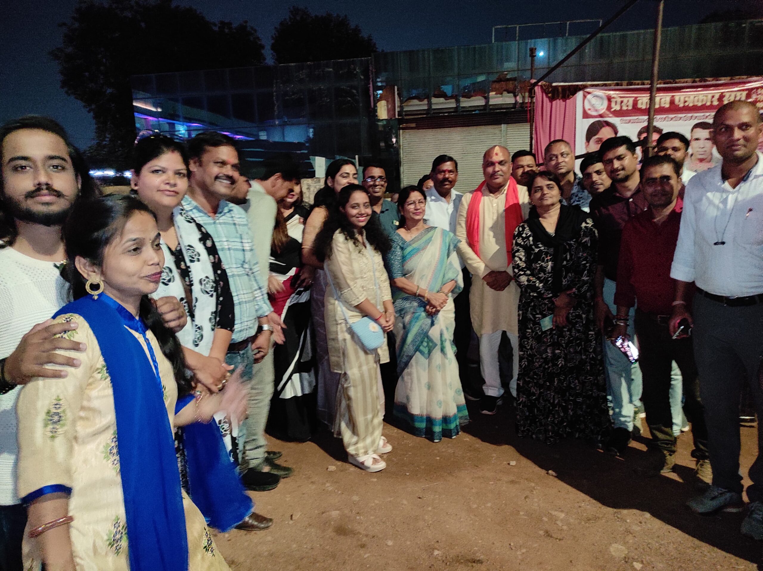 दुर्ग रेलवे स्टेशन पर जरूरतमंदों को कराया गया निशुल्क भोजन, प्रेस क्लब पत्रकार संघ की मानवीय पहल दुर्ग रेलवे स्टेशन पर जरूरतमंदों को कराया गया निशुल्क भोजन, प्रेस क्लब पत्रकार संघ की मानवीय पहल