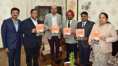 राज्यपाल श्री डेका को प्रमुख लोकायुक्त श्री उबोवेजा ने आयोग का वार्षिक प्रतिवेदन सौंपा राज्यपाल श्री डेका को प्रमुख लोकायुक्त श्री उबोवेजा ने आयोग का वार्षिक प्रतिवेदन सौंपा