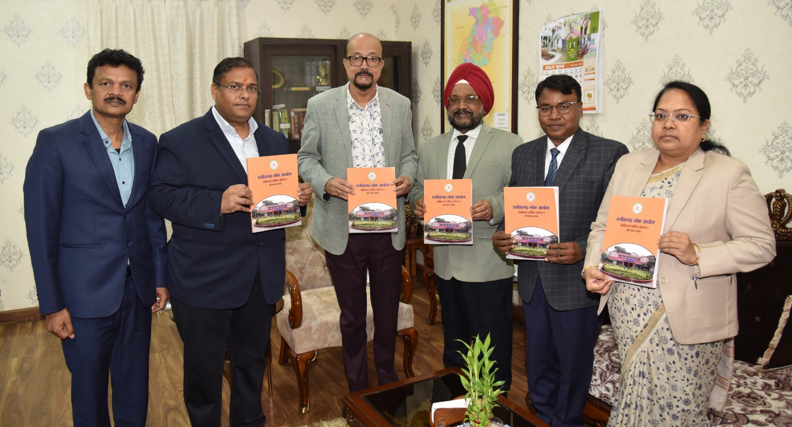 राज्यपाल श्री डेका को प्रमुख लोकायुक्त श्री उबोवेजा ने आयोग का वार्षिक प्रतिवेदन सौंपा राज्यपाल श्री डेका को प्रमुख लोकायुक्त श्री उबोवेजा ने आयोग का वार्षिक प्रतिवेदन सौंपा