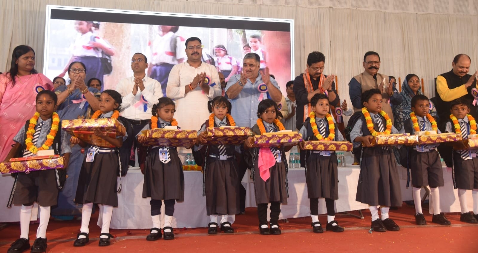 शिक्षा ही सफलता का मूल मंत्र है, कोई भी बच्चा शिक्षा से वंचित न रहे — पर्यटन मंत्री श्री राजेश अग्रवाल* शिक्षा ही सफलता का मूल मंत्र है, कोई भी बच्चा शिक्षा से वंचित न रहे — पर्यटन मंत्री श्री राजेश अग्रवाल*