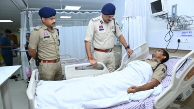 पुलिस कमिश्नर श्री संजीव शुक्ला ने अस्पताल पहुंचकर घायल पुलिस जवानों का जाना हाल पुलिस कमिश्नर श्री संजीव शुक्ला ने अस्पताल पहुंचकर घायल पुलिस जवानों का जाना हाल