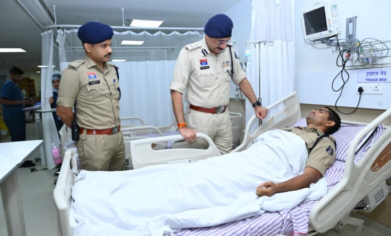 पुलिस कमिश्नर श्री संजीव शुक्ला ने अस्पताल पहुंचकर घायल पुलिस जवानों का जाना हाल