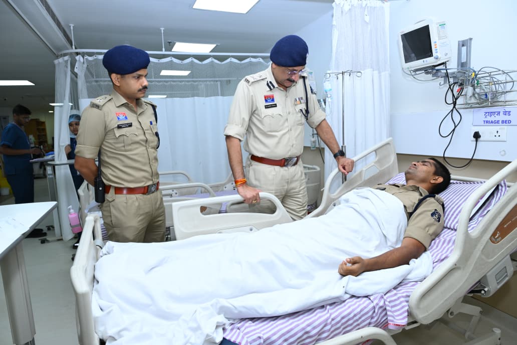 पुलिस कमिश्नर श्री संजीव शुक्ला ने अस्पताल पहुंचकर घायल पुलिस जवानों का जाना हाल पुलिस कमिश्नर श्री संजीव शुक्ला ने अस्पताल पहुंचकर घायल पुलिस जवानों का जाना हाल