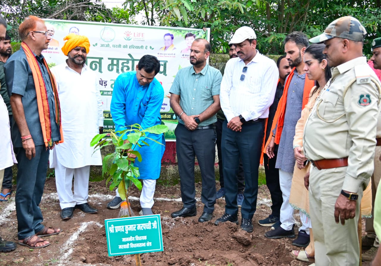 मुख्यमंत्री श्री विष्णुदेव साय के नेतृत्व में ‘‘एक पेड़ मां के नाम 3.0’’ अभियान को मिल रहा जन-जन का साथ मुख्यमंत्री श्री विष्णुदेव साय के नेतृत्व में ‘‘एक पेड़ मां के नाम 3.0’’ अभियान को मिल रहा जन-जन का साथ