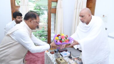 गुरु पूर्णिमा पर मुख्यमंत्री ने अघोर गुरु पीठ बनोरा में किए गुरु दर्शन, बाबा प्रियदर्शी राम से लिया आशीर्वाद
