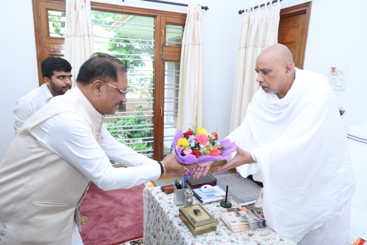गुरु पूर्णिमा पर मुख्यमंत्री ने अघोर गुरु पीठ बनोरा में किए गुरु दर्शन, बाबा प्रियदर्शी राम से लिया आशीर्वाद गुरु पूर्णिमा पर मुख्यमंत्री ने अघोर गुरु पीठ बनोरा में किए गुरु दर्शन, बाबा प्रियदर्शी राम से लिया आशीर्वाद