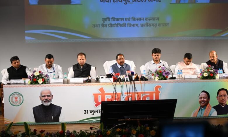भरपूर खाद-बीज, मजबूत योजनाएं और आधुनिक खेती से समृद्धि की राह पर छत्तीसगढ़ का किसान भरपूर खाद-बीज, मजबूत योजनाएं और आधुनिक खेती से समृद्धि की राह पर छत्तीसगढ़ का किसान