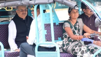 महिलाएं हो रही हैं सशक्त एवं सक्षम ई-रिक्शा में बैठकर स्पीकर हाउस के लिए रवाना हुए विधानसभा अध्यक्ष डॉ. रमन सिंह महिलाएं हो रही हैं सशक्त एवं सक्षम ई-रिक्शा में बैठकर स्पीकर हाउस के लिए रवाना हुए विधानसभा अध्यक्ष डॉ. रमन सिंह