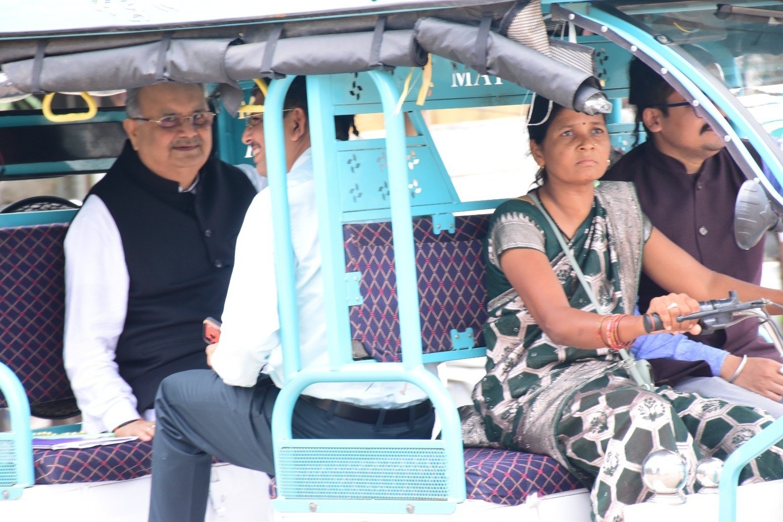 महिलाएं हो रही हैं सशक्त एवं सक्षम ई-रिक्शा में बैठकर स्पीकर हाउस के लिए रवाना हुए विधानसभा अध्यक्ष डॉ. रमन सिंह महिलाएं हो रही हैं सशक्त एवं सक्षम ई-रिक्शा में बैठकर स्पीकर हाउस के लिए रवाना हुए विधानसभा अध्यक्ष डॉ. रमन सिंह