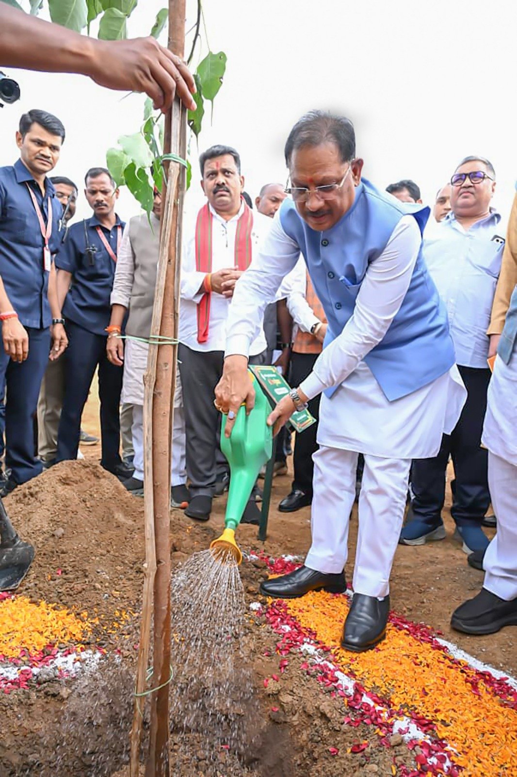 मुख्यमंत्री श्री विष्णुदेव साय ने अपनी माँ के नाम पर लगाया पीपल का पौधा, वन महोत्सव-2026 का हुआ शुभारंभ मुख्यमंत्री श्री विष्णुदेव साय ने अपनी माँ के नाम पर लगाया पीपल का पौधा, वन महोत्सव-2026 का हुआ शुभारंभ
