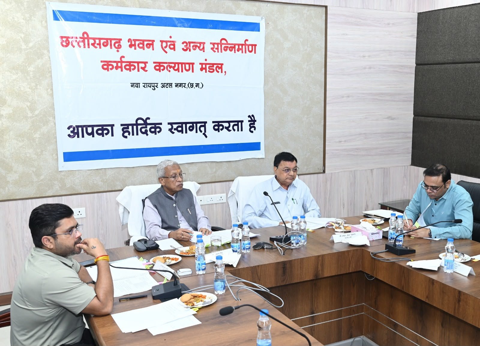 निर्माण श्रमिकों के कल्याण हेतु अनेक महत्वपूर्ण निर्णयों को मंडल की बैठक में मिली स्वीकृति निर्माण श्रमिकों के कल्याण हेतु अनेक महत्वपूर्ण निर्णयों को मंडल की बैठक में मिली स्वीकृति