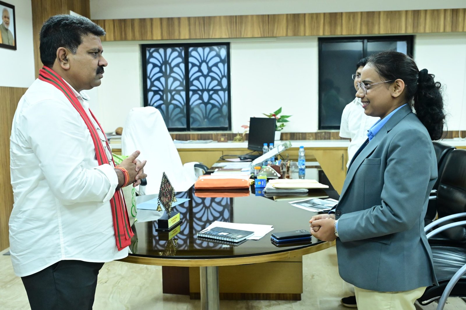 उप मुख्यमंत्री श्री विजय शर्मा ने राष्ट्रपति भवन से आमंत्रण मिलने पर रेणुका गोस्वामी को दी बधाई उप मुख्यमंत्री श्री विजय शर्मा ने राष्ट्रपति भवन से आमंत्रण मिलने पर रेणुका गोस्वामी को दी बधाई