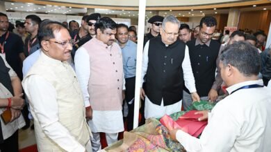 कोसा की चमक अब वैश्विक बाजार तक : मुख्यमंत्री ने लॉन्च किया छत्तीसगढ़ का प्रीमियम हैंडलूम ब्रांड ‘कोशल फैब’ कोसा की चमक अब वैश्विक बाजार तक : मुख्यमंत्री ने लॉन्च किया छत्तीसगढ़ का प्रीमियम हैंडलूम ब्रांड ‘कोशल फैब’