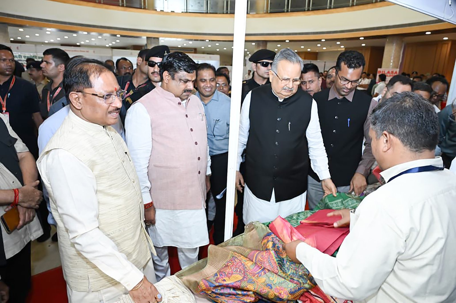 कोसा की चमक अब वैश्विक बाजार तक : मुख्यमंत्री ने लॉन्च किया छत्तीसगढ़ का प्रीमियम हैंडलूम ब्रांड ‘कोशल फैब’ कोसा की चमक अब वैश्विक बाजार तक : मुख्यमंत्री ने लॉन्च किया छत्तीसगढ़ का प्रीमियम हैंडलूम ब्रांड ‘कोशल फैब’