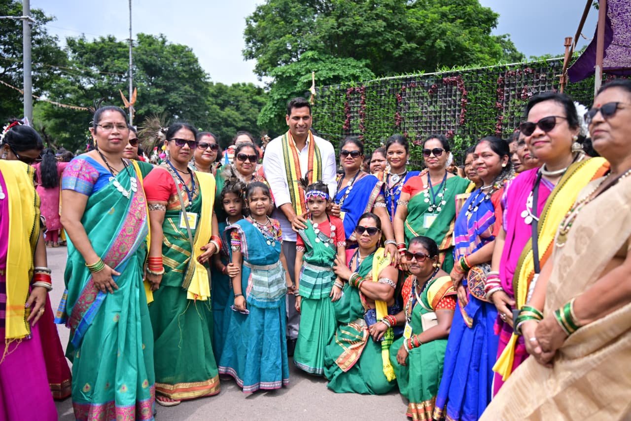 विश्व आदिवासी दिवस पर भव्य रैली, पारंपरिक वेशभूषा में उमड़ा आदिवासी समाज, विधायक देवेंद्र यादव हुए शामिल विश्व आदिवासी दिवस पर भव्य रैली, पारंपरिक वेशभूषा में उमड़ा आदिवासी समाज, विधायक देवेंद्र यादव हुए शामिल