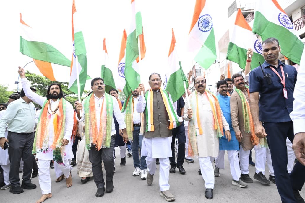 मुख्यमंत्री श्री विष्णु देव साय ने हाथ में तिरंगा थामकर किया भव्य तिरंगा यात्रा का नेतृत्व मुख्यमंत्री श्री विष्णु देव साय ने हाथ में तिरंगा थामकर किया भव्य तिरंगा यात्रा का नेतृत्व