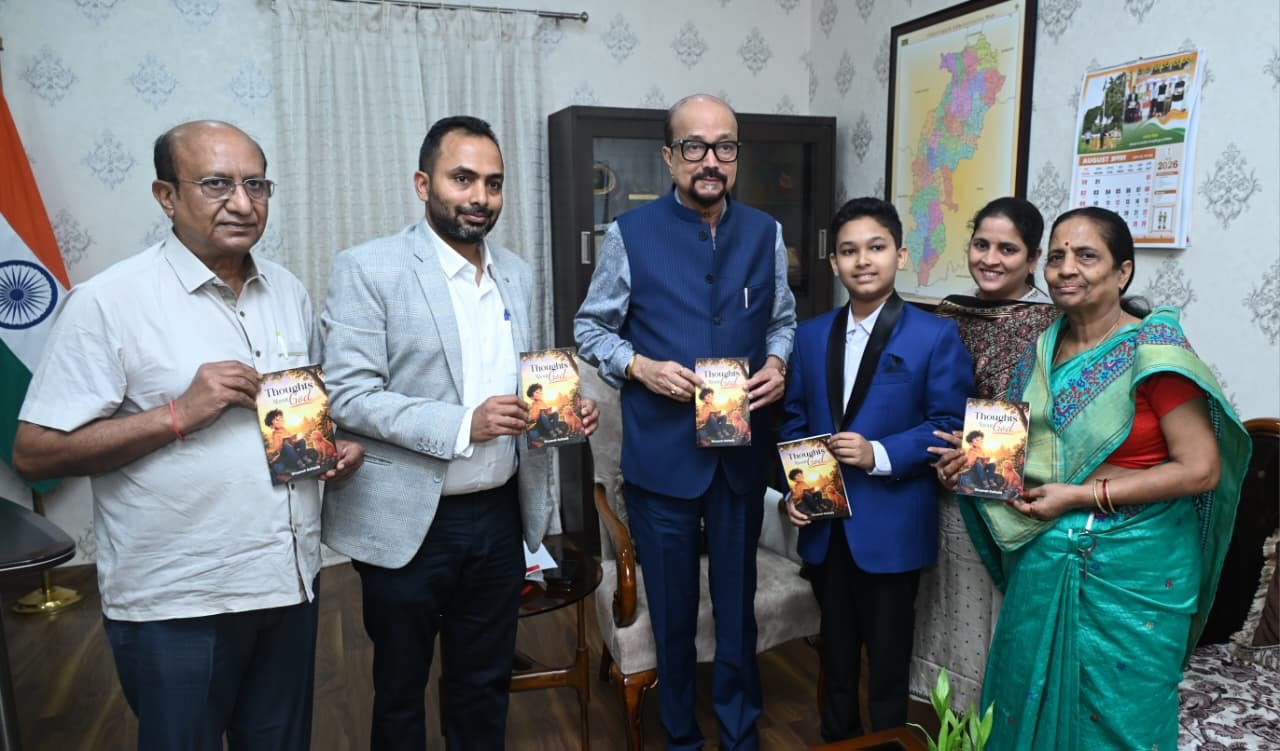 राज्यपाल श्री डेका ने 12 वर्षीय छात्र मास्टर दिव्यांश की पुस्तक ‘थॉट्स अबाउट गॉड‘ का किया विमोचन राज्यपाल श्री डेका ने 12 वर्षीय छात्र मास्टर दिव्यांश की पुस्तक ‘थॉट्स अबाउट गॉड‘ का किया विमोचन