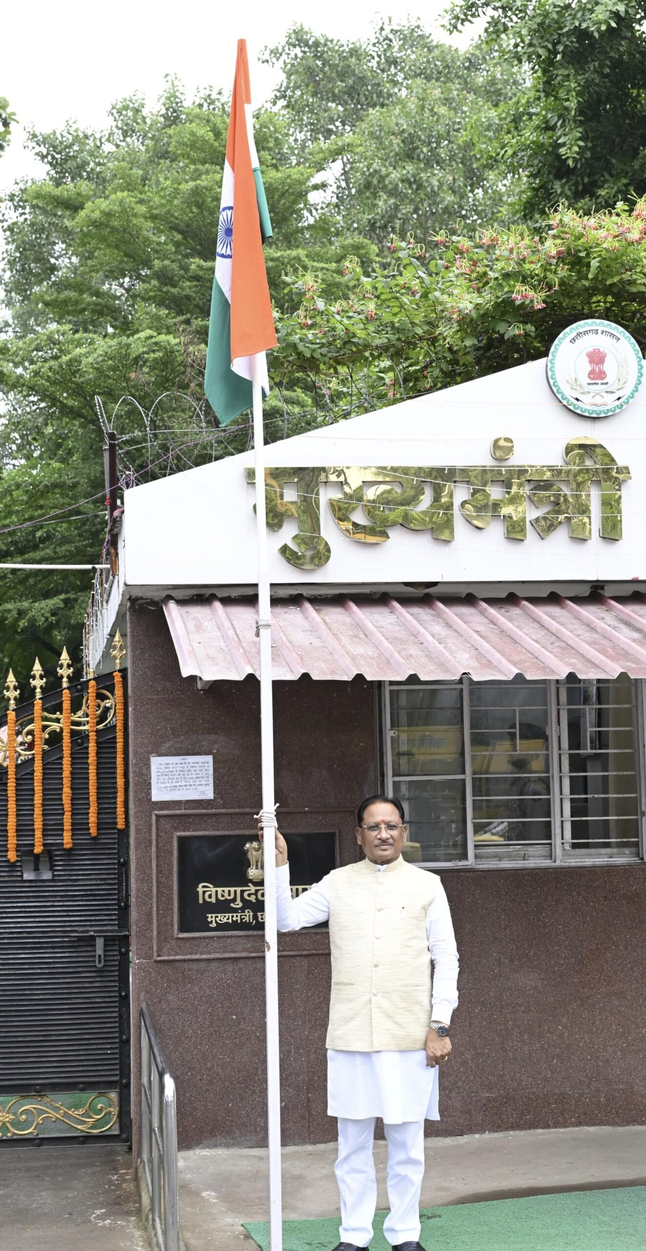 तिरंगा हमारी राष्ट्रीय अस्मिता, स्वाभिमान और एकता का प्रतीक : मुख्यमंत्री श्री विष्णुदेव साय तिरंगा हमारी राष्ट्रीय अस्मिता, स्वाभिमान और एकता का प्रतीक : मुख्यमंत्री श्री विष्णुदेव साय