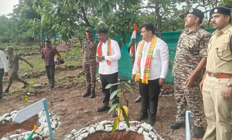 कर्रेगुट्टा पर पहुंची बस्तर तिरंगा यात्रा, उप मुख्यमंत्री श्री विजय शर्मा ने फहराया तिरंगा कर्रेगुट्टा पर पहुंची बस्तर तिरंगा यात्रा, उप मुख्यमंत्री श्री विजय शर्मा ने फहराया तिरंगा