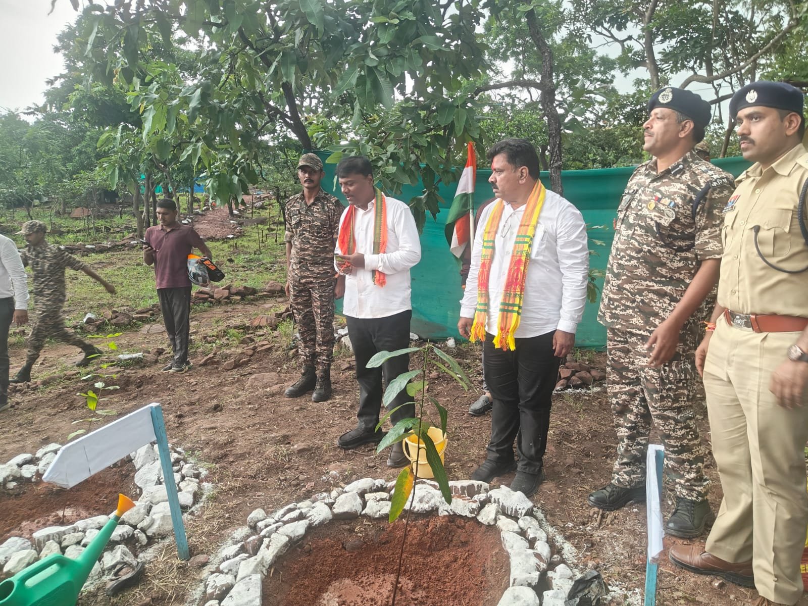कर्रेगुट्टा पर पहुंची बस्तर तिरंगा यात्रा, उप मुख्यमंत्री श्री विजय शर्मा ने फहराया तिरंगा कर्रेगुट्टा पर पहुंची बस्तर तिरंगा यात्रा, उप मुख्यमंत्री श्री विजय शर्मा ने फहराया तिरंगा