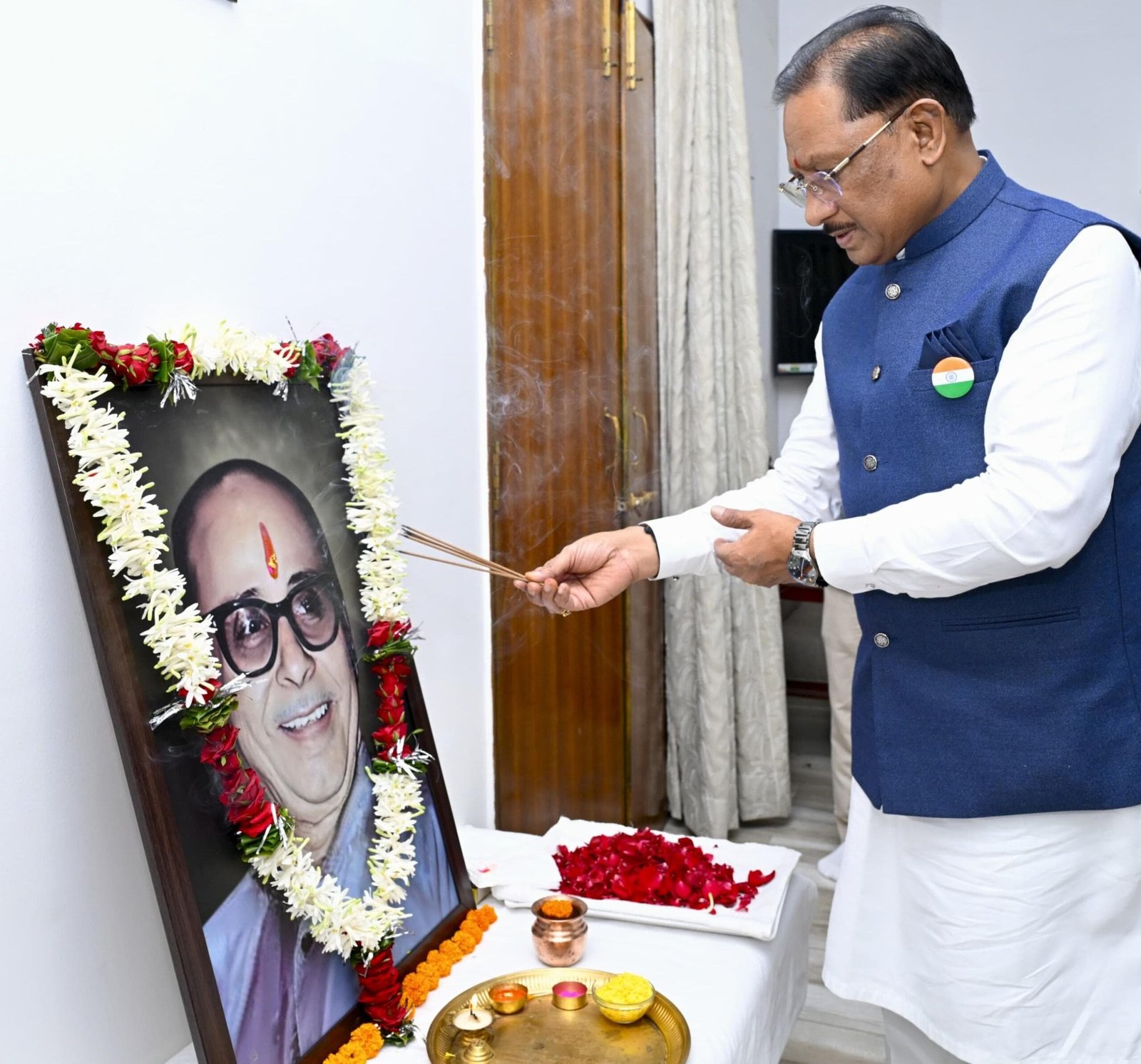 मुख्यमंत्री श्री विष्णु देव साय ने स्वर्गीय श्री कुशाभाऊ ठाकरे की जयंती पर उन्हें किया नमन मुख्यमंत्री श्री विष्णु देव साय ने स्वर्गीय श्री कुशाभाऊ ठाकरे की जयंती पर उन्हें किया नमन