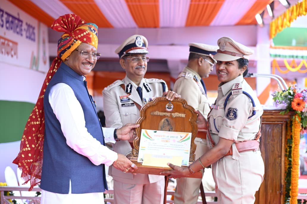 मुख्यमंत्री श्री विष्णु देव साय के करकमलों से उत्कृष्ट सेवा के लिए सम्मानित हुए पुलिस एवं नगर सेना के अधिकारी-कर्मचारी मुख्यमंत्री श्री विष्णु देव साय के करकमलों से उत्कृष्ट सेवा के लिए सम्मानित हुए पुलिस एवं नगर सेना के अधिकारी-कर्मचारी