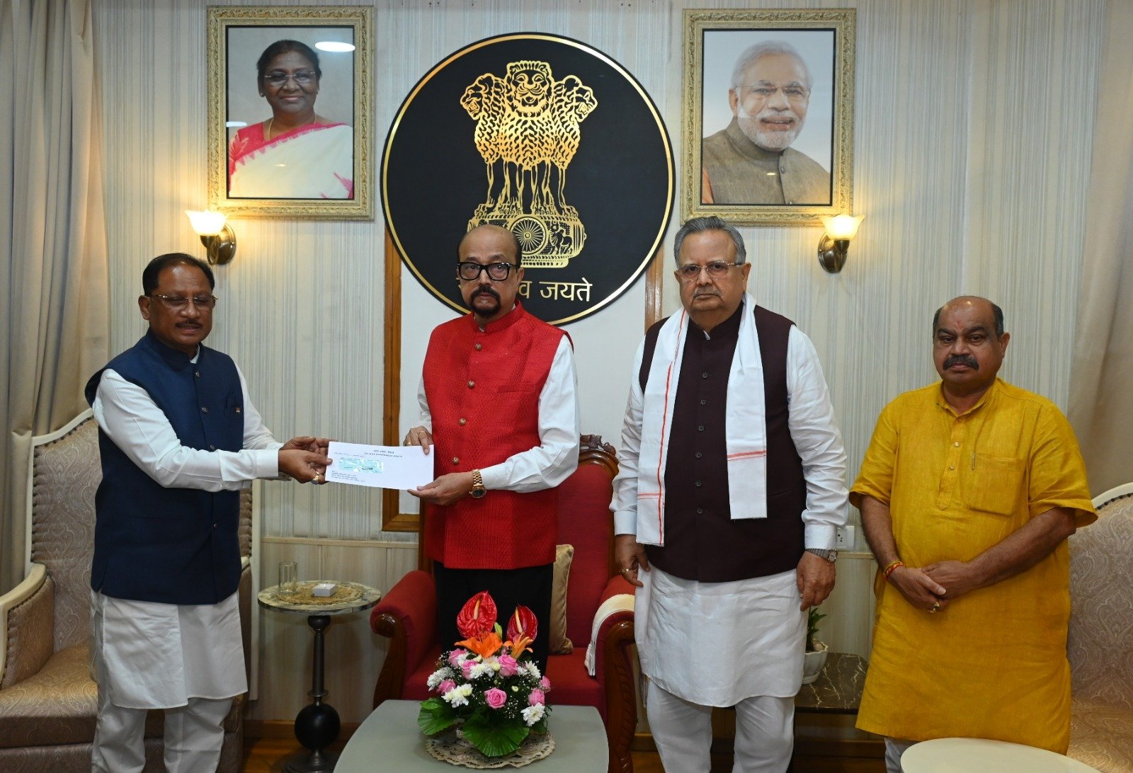 मुख्यमंत्री श्री विष्णु देव साय ने राज्यपाल श्री रमेन डेका से की सौजन्य भेंट मुख्यमंत्री श्री विष्णु देव साय ने राज्यपाल श्री रमेन डेका से की सौजन्य भेंट