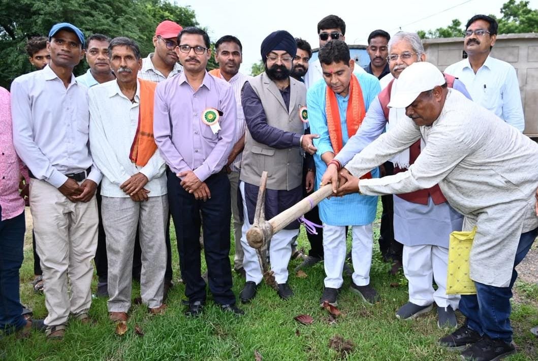 भौतिक प्रगति के साथ अपनी समृद्ध परंपरा और मानवीय मूल्यों को सहेजकर रखना ही सच्चा विकास- मंत्री श्री टंक राम वर्मा भौतिक प्रगति के साथ अपनी समृद्ध परंपरा और मानवीय मूल्यों को सहेजकर रखना ही सच्चा विकास- मंत्री श्री टंक राम वर्मा