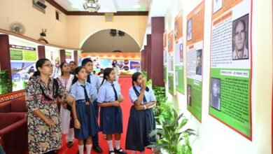विद्यार्थियों ने देखी स्वतंत्रता संग्राम सेनानियों और ‘वंदे मातरम्’ पर आधारित छायाचित्र प्रदर्शनी विद्यार्थियों ने देखी स्वतंत्रता संग्राम सेनानियों और ‘वंदे मातरम्’ पर आधारित छायाचित्र प्रदर्शनी