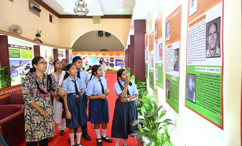 विद्यार्थियों ने देखी स्वतंत्रता संग्राम सेनानियों और ‘वंदे मातरम्’ पर आधारित छायाचित्र प्रदर्शनी विद्यार्थियों ने देखी स्वतंत्रता संग्राम सेनानियों और ‘वंदे मातरम्’ पर आधारित छायाचित्र प्रदर्शनी