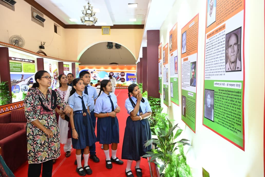 विद्यार्थियों ने देखी स्वतंत्रता संग्राम सेनानियों और ‘वंदे मातरम्’ पर आधारित छायाचित्र प्रदर्शनी विद्यार्थियों ने देखी स्वतंत्रता संग्राम सेनानियों और ‘वंदे मातरम्’ पर आधारित छायाचित्र प्रदर्शनी