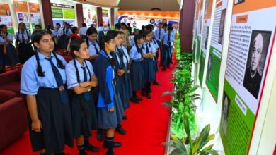 टाउन हॉल में छायाचित्र प्रदर्शनी देखने उमड़ी भीड़, एआई तकनीक से विरासत और पर्यटन का अभिनव अनुभव टाउन हॉल में छायाचित्र प्रदर्शनी देखने उमड़ी भीड़, एआई तकनीक से विरासत और पर्यटन का अभिनव अनुभव