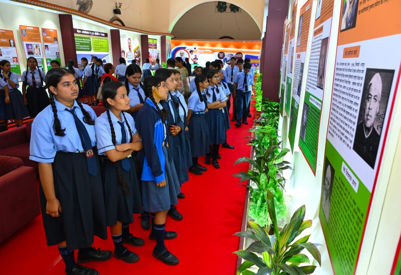 टाउन हॉल में छायाचित्र प्रदर्शनी देखने उमड़ी भीड़, एआई तकनीक से विरासत और पर्यटन का अभिनव अनुभव टाउन हॉल में छायाचित्र प्रदर्शनी देखने उमड़ी भीड़, एआई तकनीक से विरासत और पर्यटन का अभिनव अनुभव
