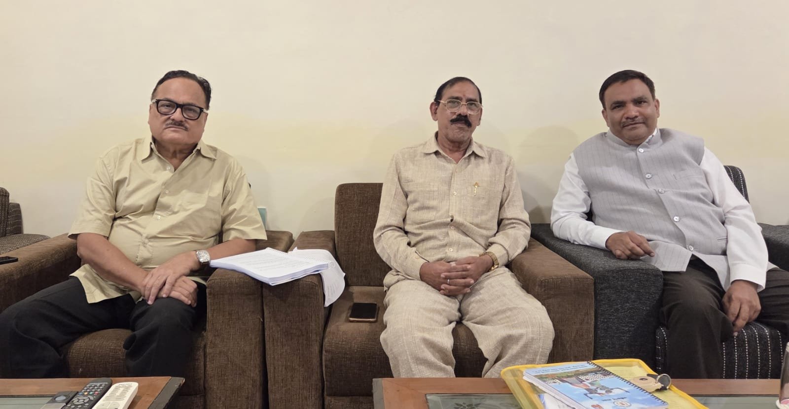 वक्फ बोर्ड अध्यक्ष डॉ. सलीम राज ने यूसीसी समिति सदस्यों से की सौजन्य मुलाकात वक्फ बोर्ड अध्यक्ष डॉ. सलीम राज ने यूसीसी समिति सदस्यों से की सौजन्य मुलाकात