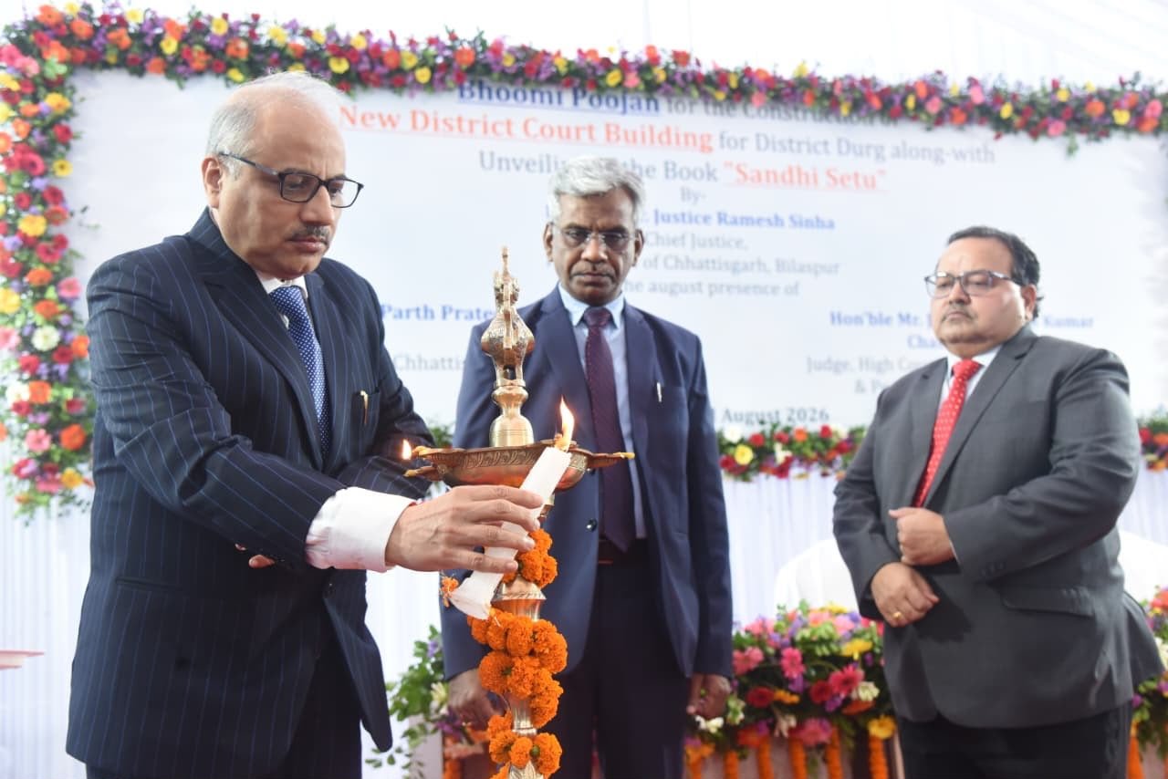 मुख्य न्यायाधिपति श्री रमेश सिन्हा ने दुर्ग में नवीन न्यायालय भवन के निर्माण हेतु किया भूमिपूजन मुख्य न्यायाधिपति श्री रमेश सिन्हा ने दुर्ग में नवीन न्यायालय भवन के निर्माण हेतु किया भूमिपूजन