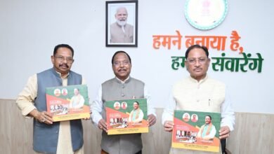 मुख्यमंत्री श्री विष्णु देव साय ने सोमवार को निवास कार्यालय में संसदीय संकुल विकास परियोजना मिनवाखाड़ पर आधारित पुस्तक का विमोचन किया।