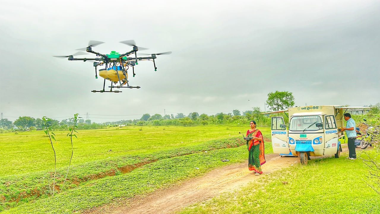 ड्रोन के पंखों से आत्मनिर्भरता की उड़ान, ‘विष्णु भैया’ की योजनाओं से हेमलता बनीं ड्रोन दीदी ड्रोन के पंखों से आत्मनिर्भरता की उड़ान, ‘विष्णु भैया’ की योजनाओं से हेमलता बनीं ड्रोन दीदी