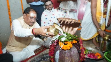 मुख्यमंत्री श्री विष्णुदेव साय ने बाबा कर्मेश्वर का किया रुद्राभिषेक, प्रदेशवासियों की सुख-समृद्धि और खुशहाली की कामना की मुख्यमंत्री श्री विष्णुदेव साय ने बाबा कर्मेश्वर का किया रुद्राभिषेक, प्रदेशवासियों की सुख-समृद्धि और खुशहाली की कामना की